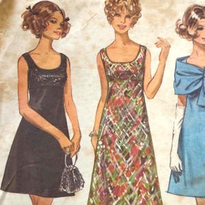 Op de afbeelding: Vintage mode-illustratie met drie jurken. De eerste is een zwarte jurk met een lijfje met pailletten, de tweede is een jurk met patroon met een vierkante halslijn, en de derde is een blauwe jurk met een grote strik.