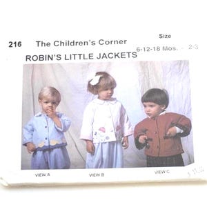 Op de afbeelding: Een naaipatroon voor kinderjassen, getiteld "ROBIN'S LITTLE JACKETS" door "The Children's Corner." Het patroon bevat drie aanzichten van jassen, met maten voor 6-18 maanden en 2-3 jaar. De afbeelding toont kinderen die de jassen dragen.