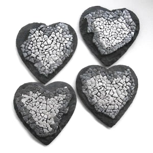 Porta-copos de ardósia reciclada - Porta-copos em formato de coração com mosaico de casca de ovo em cinza e prata
