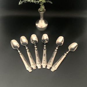 Può includere: Un set di tre tazze in ceramica con finitura opaca e macchiettata. Le tazze sono nei toni del crema, grigio chiaro e grigio scuro. Ogni tazza ha un design semplice e minimalista e un manico arrotondato.