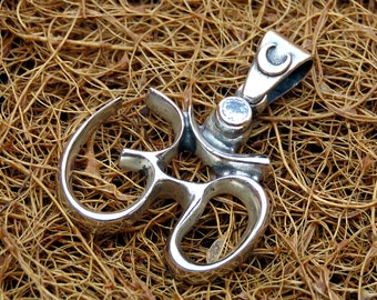 Kleine Indische zilveren Aum Om hanger Crescent Moon symbool Zircon