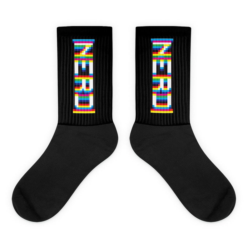 Peut inclure: Une paire de chaussettes noires avec un motif pixelis&eacute; color&eacute; qui affiche "ZERO" sur chaque chaussette.