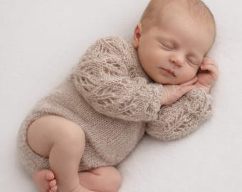 Body per neonato in maglia di mohair e pizzo: tutina ideale per servizi fotografici.