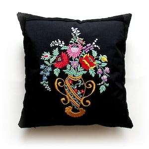 Funda de almohada de costura de arte popular, jarrón con bordado de ramo, funda de almohada negra, tradicional, húngaro, estilo Matyo 18x18 pulgadas
