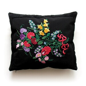 Bordado de ramo de flores, funda de almohada negra, funda de almohada de costura de arte popular, tradicional, húngaro, estilo Matyo 17x15 pulgadas
