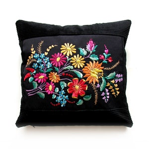 Seda Matyo ramo de flores bordado, funda de almohada negra, funda de almohada de costura de arte popular, tradicional, húngaro, 17x16 pulgadas