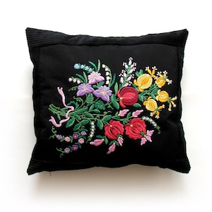 Bordado de ramo de flores, funda de almohada negra, funda de almohada de costura de arte popular, tradicional, húngaro, estilo Matyo 17x16 pulgadas