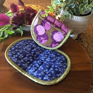 Maniques Pincher Pad, une paire ensemble de 2 maniques faites à la main qui protègent vos mains, gant de four, prunes violettes et verts olive avec bleu image 3