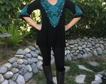 Plus Size, Tunika Plus, Czarna tunika, Tuniki Plus, Tuniki, Tunika, Turkusowy haft, 2X 3X 4X, Rękaw dzwonkowy