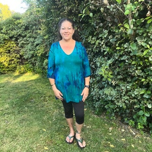 Tuniki tie-dye, bluzki-tuniki tie-dye, tuniki damskie boho, odzież tie-dye, tunika w stylu pawia, rozmiary S, L, XL, 2X, 3X, luźny rękaw, dekolt w serek