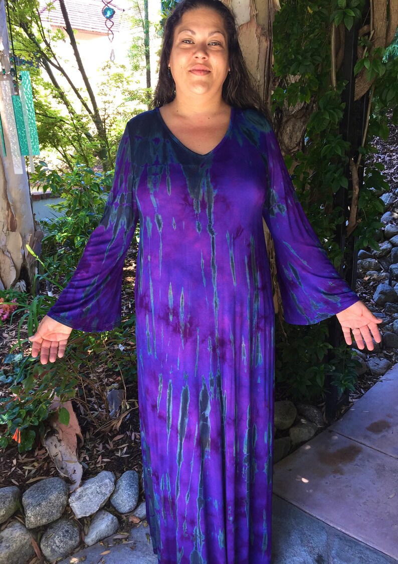 plunging neck tie dye print belted maxi dress