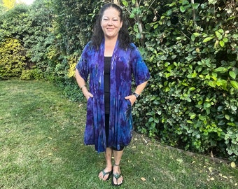 Cardigan lungo tie-dye taglie forti, cardigan con tasche taglie forti, cardigan con maniche a mezza manica larghe, cardigan hippie boho, cardigan tie-dye viola e blu