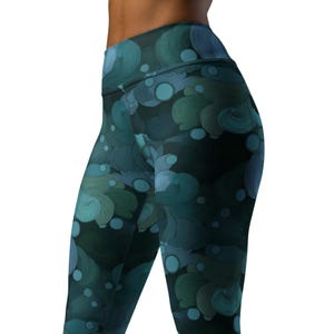 Teal Wave Pattern Yoga Leggings – BLue Green Seamless Abstract Ocean Flow Print Activewear