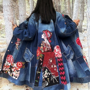 Peut inclure: Une longue veste en jean présentant un motif patchwork avec divers imprimés floraux et un graphique central représentant une personne portant une coiffe rouge traditionnelle. La veste comprend plusieurs panneaux en jean, des broderies de roses rouges.