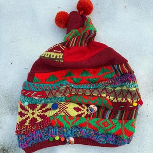 Patchwork-ullmössa: Färgglada pompoms, hippie-boho-stil