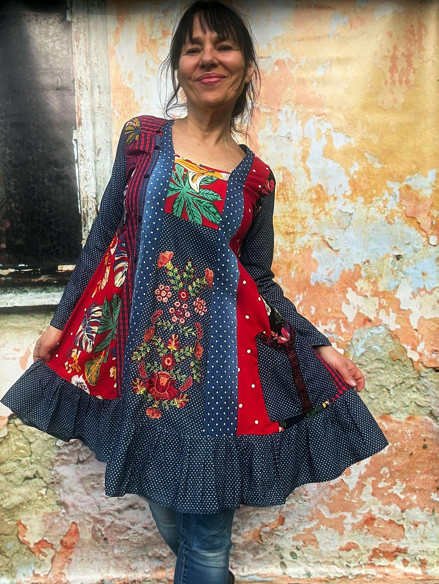 刺繍入りフローラルデニムチュニックトップ：リサイクルパッチワーク 