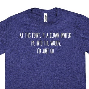 Letras blancas, invitación de payaso, ¿alguien?  En este punto, si un payaso me invitara al bosque, simplemente iría, camiseta divertida, ¡gran regalo!