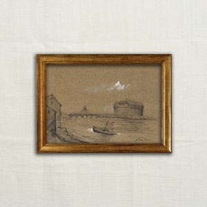 Puede incluir: Un boceto a lápiz enmarcado de una escena junto al agua con un edificio, un puente y una estructura redonda. Un pequeño barco flota en el agua. La obra de arte está enmarcada en oro.