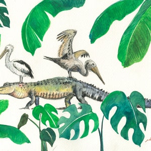 Op de afbeelding: Een aquarel van een krokodil met twee pelikanen die op zijn rug zitten. De krokodil loopt door een jungle-sc&egrave;ne met grote groene bladeren.