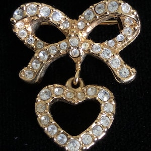 Vintage Zwaan Gesigneerd Swarovski Crystal Bow met Heart Drop Pin-Valentines