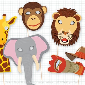 Op de afbeelding: Set van zes safari-dier fotobooth-rekwisieten, waaronder een giraffe, aap, leeuw, olifant, camera en safarihoed. De rekwisieten zijn gedrukt op stevig papier en hebben stokjes aan de achterkant.
