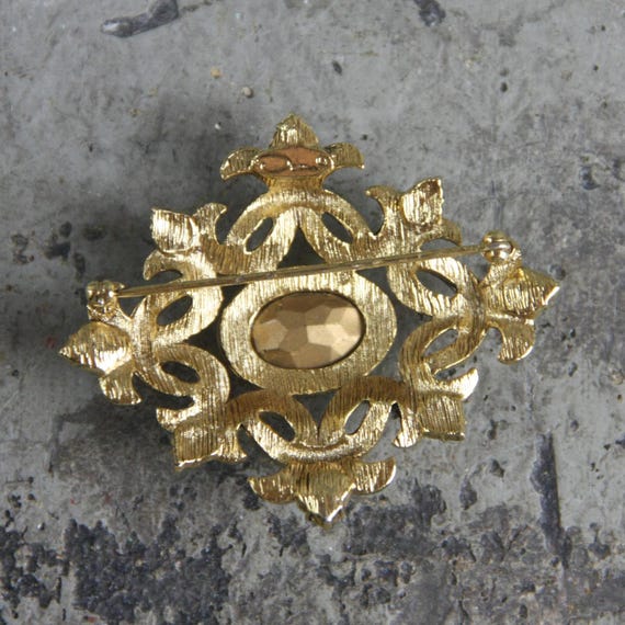 Signed Oscar de la Renta Gold Brooch with a fleur de lis design, a large center lemon quartz stone, and 16 garnet stones, vintage View 2