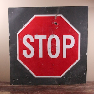 Panneau STOP, étain/métal, couleurs rouge, noir et blanc, vintage