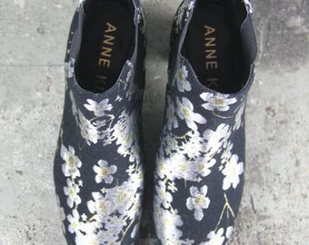 Anne Klein Gorgia Stiefeletten in schwarzem Stoff mit metallischem silber und gold geblümten Brokatmuster, 2,5 Zoll-Blockabsatz, Größe 8 M