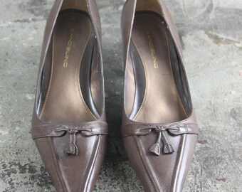 Bandolino Brown Leather Ladies Heels, pointed toe and kitten heel, size 8 1/2 M