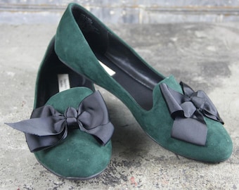 Baleriny Simply Vera Wang Bow Toe, zamsz w kolorze zielonym z czarną kokardą, rozmiar damski 9 M