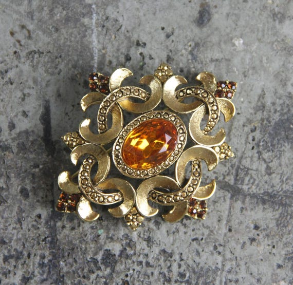Signed Oscar de la Renta Gold Brooch with a fleur de lis design, a large center lemon quartz stone, and 16 garnet stones, vintage View 5