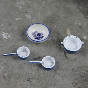 Könnte beinhalten: Ein Set aus vier Miniatur-Küchenutensilien, darunter ein Teller mit blau-weißem Muster, ein Topf in Blau und Weiß und zwei blaue und weiße Töpfe.