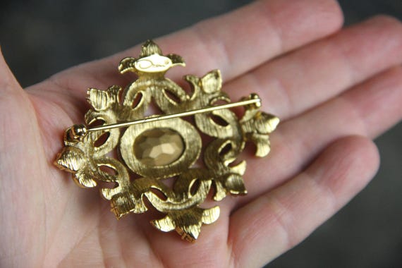 Signed Oscar de la Renta Gold Brooch with a fleur de lis design, a large center lemon quartz stone, and 16 garnet stones, vintage View 4