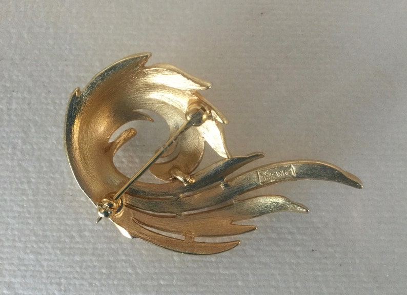 Vintage Crown TRIFARI Stylized Feather Leaf Pin Brooch Brushed /& Shiny Goldtone