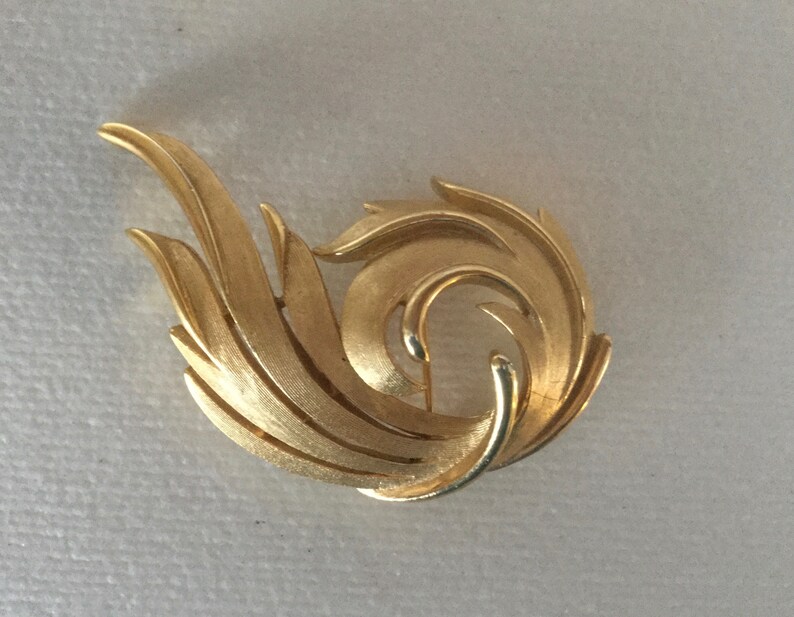 Vintage Crown TRIFARI Stylized Feather Leaf Pin Brooch Brushed /& Shiny Goldtone