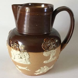 Antique DOULTON Lambeth England Stoneware JUG Pitcher 6 5/8&quot; Tavern Hunting Scene Ca 1880s