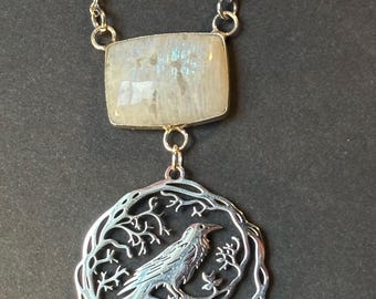 Collana in argento sterling con corvo e luna crescente, intarsio in