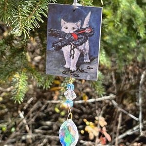 Krampus contro gatto, ornamento natalizio, ricordo del gatto di Yule, cartolina regalo retrò di Krampus, Natale inquietante, acchiappasole del gatto di Yule, curiosa decorazione natalizia