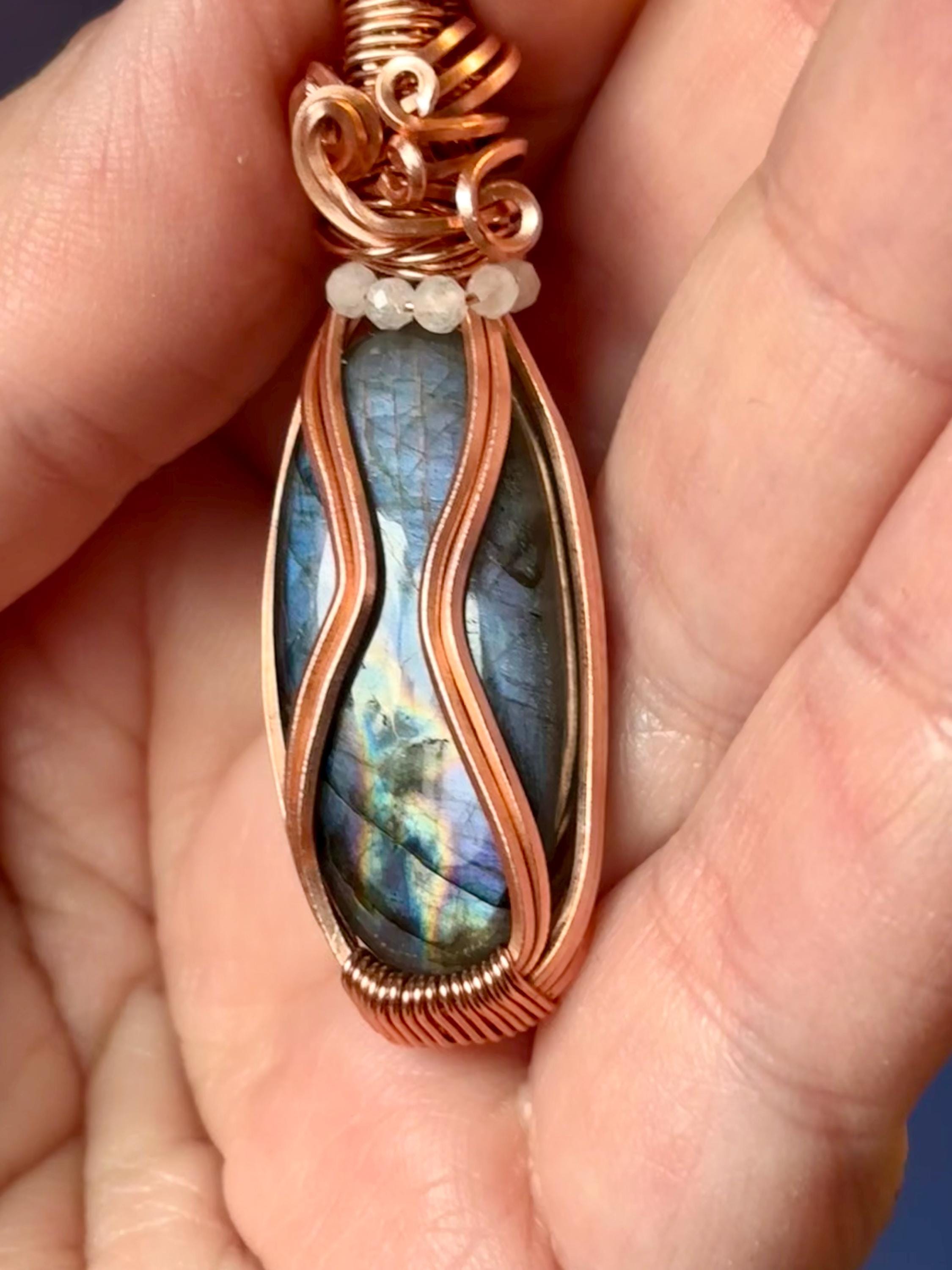 華やかなラブラドライト銅線巻きペンダント、レインボームーンストーン