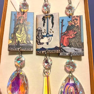 Ornement roi des baguettes, ornement attrape-soleil carte de tarot, souvenir de Noël occulte, ornement de tarot reine des baguettes, ornement de carte divinatoire
