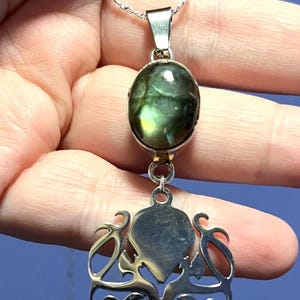 Collana di labradorite Cthulhu, ciondolo in argento con ametista e polpo, gioielli con polpo, gioielli con dichiarazione di orrore eldritch, talismano kraken in pietra di luna