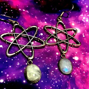 Srebrne kolczyki z kamieniem księżycowym, biżuteria naukowa