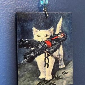 Adorno navideño de Krampus contra gato, recuerdo de gato de Navidad, regalo de postal retro de Krampus, Navidad espeluznante, adorno del diablo de Navidad, decoración navideña curiosa