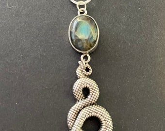 Collier de serpent gothique, pendentif serpent labradorite, collier de déclaration de serpent argenté, bijoux Medusa labradorite, amulette de serpent déesse Hécate