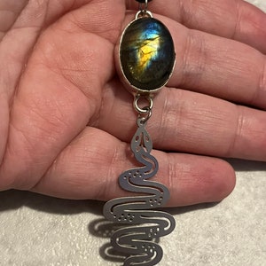 Pendentif serpent labradorite, collier serpent en argent, bijoux Méduse labradorite, bijoux de dévotion Hécate, pendentif gorgone en cristal