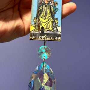 Ornement de vacances de carte de tarot, attrape-soleil de carte de tarot, décor de Noël de carte de divination, ornement de bibelot de Noël, souvenir de tarot, carte de reine des baguettes