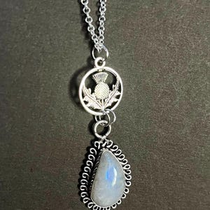 Schotse distel maansteen ketting, zilveren Keltische distel ketting, botanische sieraden, Highland distel ketting, groene heks sieraden