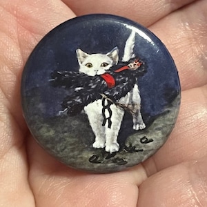 Botón de Krampus contra Kitty, gato de la noche de Krampus, pin vintage de gato de Yule, curiosidades navideñas, botón de Krampus, pin retro de Krampus, botón de gato navideño novedoso