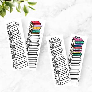 Puede incluir: Cuatro marcapáginas rectangulares blancos con ilustraciones de libros apilados. Dos marcapáginas tienen pilas de libros en blanco, mientras que los otros dos tienen lomos de libros coloridos con títulos como "Rose in Chains" y "Nightmare".