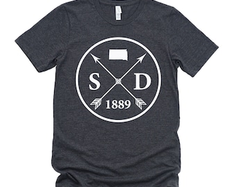Homeland Tees South Dakota Arrow T-Shirt - State Outline, Initials & Year Founded Unisex Shirt